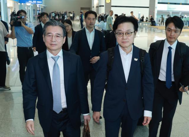 김용범 대통령실 정책실장과 김정관 산업통상부 장관이 지난 16일 인천국제공항 제2여객터미널을 통해 미국 워싱턴DC로 출국하고 있다 사진연합뉴스