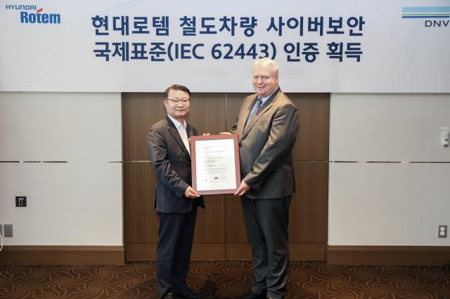 왼쪽부터 이원상 현대로템 RS기술리더와 비달 도로넨 DNV 명예영사가 제품 인증서를 들고 기념촬영을 하고 있다 사진현대로템