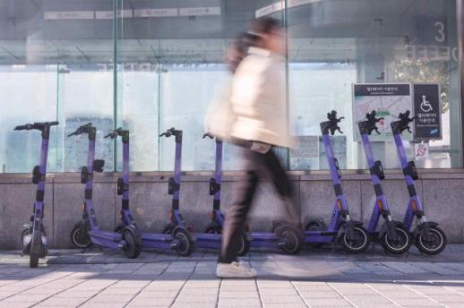 딸 대신 몸으로 막았다…전동킥보드에 치인 30대 엄마 의식불명