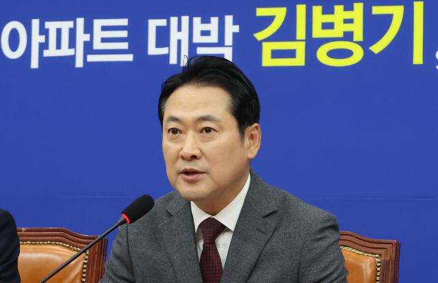 국민의힘 부동산 정책 정상화 특별위원회 위원장을 맡은 장동혁 대표가 22일 서울 여의도 국회에서 열린 특위 첫 회의에서 이재명 정부의 부동산 정책을 비판하고 있다 사진연합뉴스