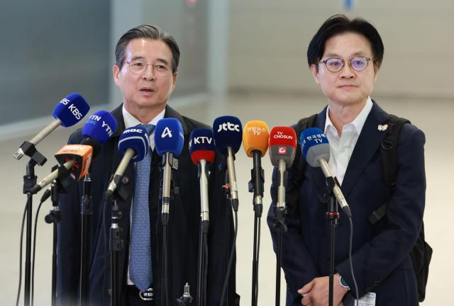 김용범 대통령실 정책실장이 22일 한미 관세 협상 추가 논의를 위해 인천국제공항 제2여객터미널에서 미국 워싱턴DC로 출국하기에 앞서 발언하고 있다 오른쪽은 김정관 산업부 장관 사진연합뉴스