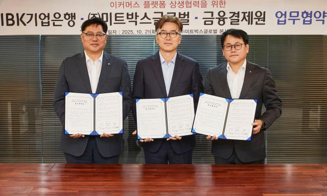 왼쪽부터 이건홍 IBK기업은행 기업고객그룹장과 김기봉 미트박스글로벌 대표이사 안윤환 금융결제원 카드인프라본부장이 협약식을 마치고 기념촬영을 하고 있는 모습 사진기업은행