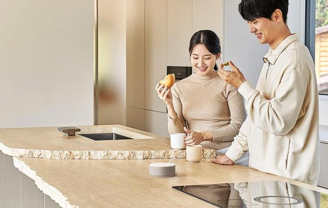 LG전자가 AI 홈 허브 ‘LG 씽큐 온ThinQ ON’을 국내 시장에 본격 출시한다 고객이 일상 언어로 대화하면 맥락과 공간을 이해해 연동된 가전과 IoT 기기를 제어하고 서비스까지 연결하는 LG 씽큐 온을 체험하는 모습 사진LG전자