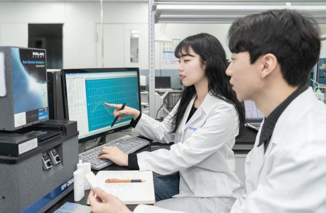 한국콜마 연구원이 자외선차단 기술 관련 연구를 진행하고 있다사진한국콜마 