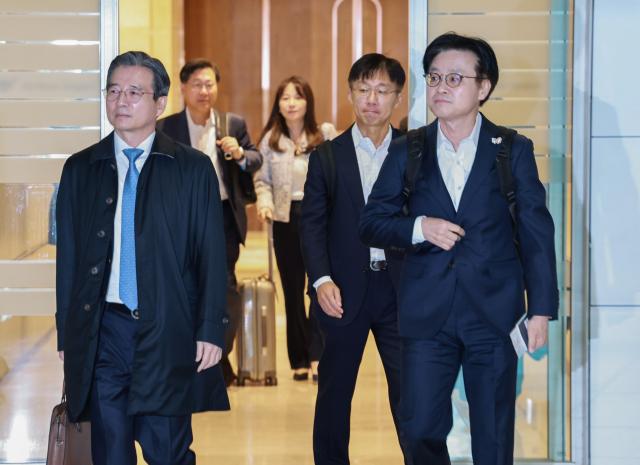 김용범 대통령실 정책실장왼쪽과 김정관 산업통상부 장관이 22일 한미 관세 협상 추가 논의를 위해 인천국제공항 제2여객터미널에서 미국 워싱턴DC로 출국하고 있다 사진연합뉴스