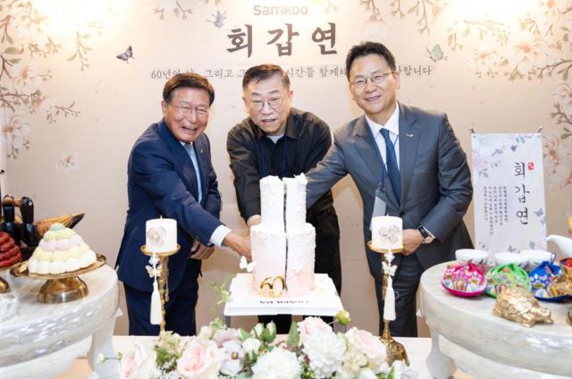 왼쪽부터 삼구아이앤씨 구자관 책임대표사원과 구성원 박용 씨 김형규 총괄대표가 ‘60번째 생일 파티’ 기념 사진을 촬영하고 있다 사진삼구아이앤씨