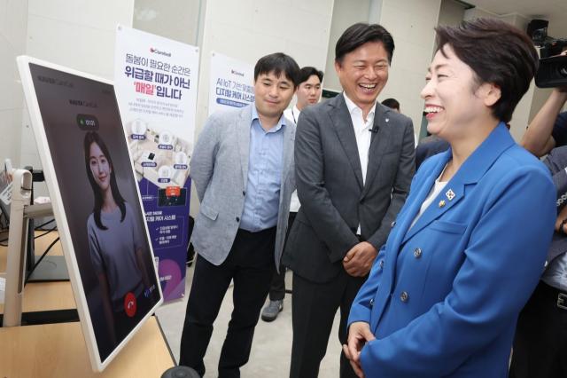 조용익 부천시장이 지난 7월 국정기획위원회와 함께 소새울스마트경로당을 찾아 ‘온마음 AI복지콜’ 및 ‘네이버 AI 케어콜’ 프로그램을 살폈다 사진부천시