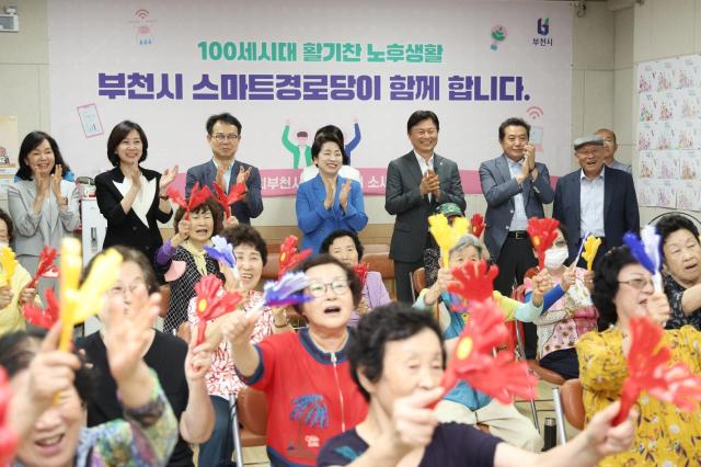 지난 7월 조용익 부천시장과 국정기획위원회가 소새울스마트경로당에서 웃음치료 프로그램을 참관하고 있다 사진화성시