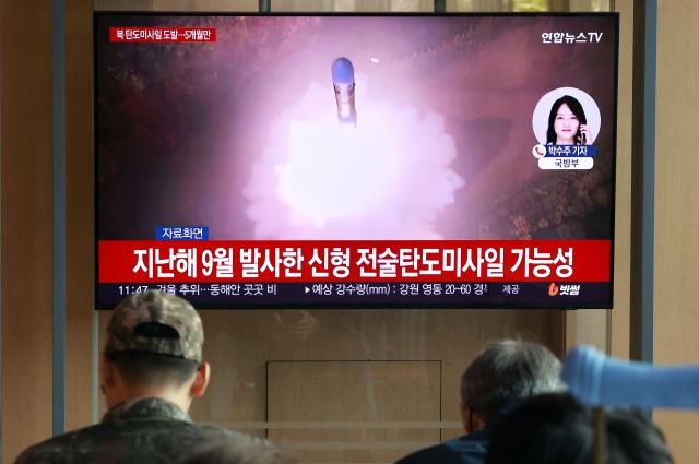 북한이 이재명 정부 출범 이후 처음 미사일을 발사했다 합동참모본부에 따르면 북한은 22일 동해상으로 미상의 탄도미사일을 쐈다 북한의 탄도미사일 도발은 지난 5월 8일 이후 167일 만이며 올해 5번째다 이날 서울 중구 서울역에서 시민들이 관련 뉴스를 시청하고 있다 사진연합뉴스