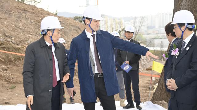 대구 달서중고 이전 기공식에서 추경호 의원과 최재훈 군수이다 사진대구달성군
