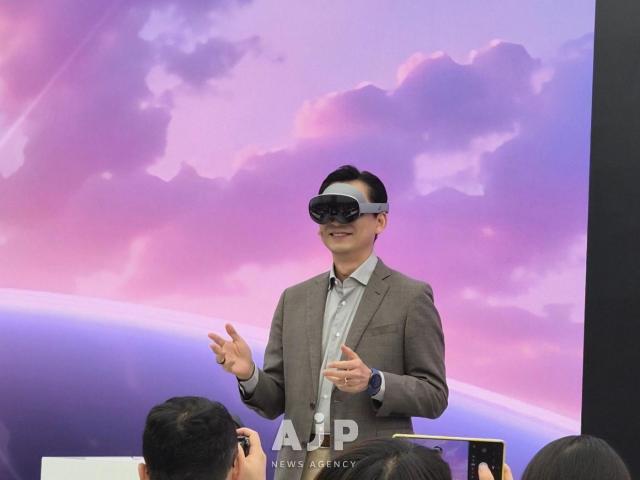 Samsung Electronics Korea Head Vice President Lim Sung-taek explains while wearing an XR headset at the companys Gangnam media briefing AJP Candice Kim