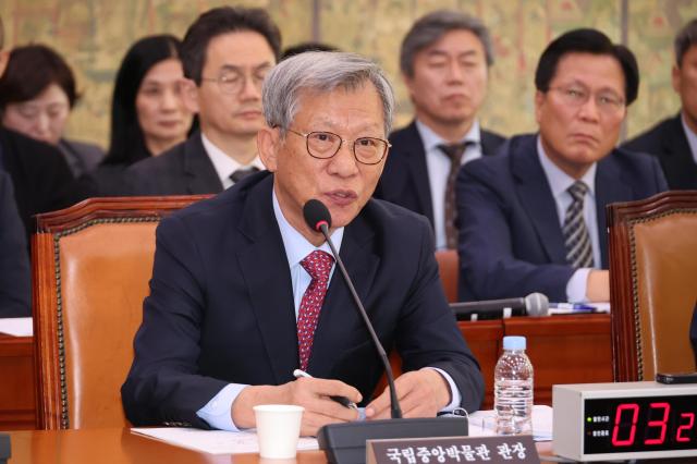 유홍준 국립중앙박물관장이 22일 서울 여의도 국회에서 열린 문화체육관광위원회의 국립중앙박물관 국립중앙도서관 등에 대한 국정감사에서 위원 질의에 답하고 있다 사진연합뉴스