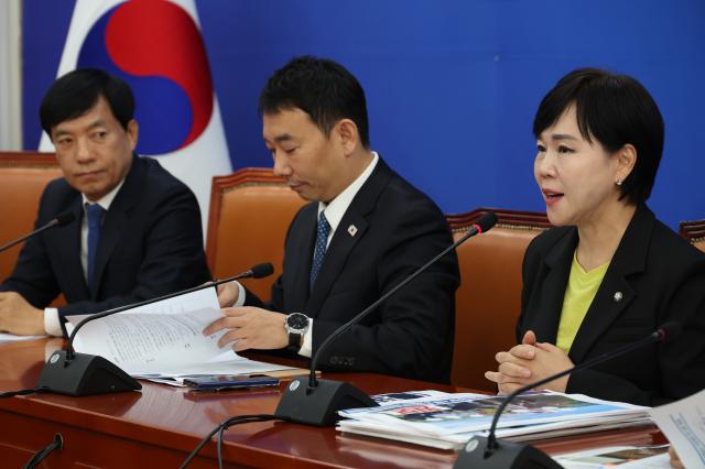 22일 국회에서 더불어민주당·조국혁신당·무소속 법제사법위원회 위원이 참석한 가운데 열린 법제사법위원회 국정감사 기자 간담회에서 전현희 민주당 의원이 발언하고 있다 사진연합뉴스