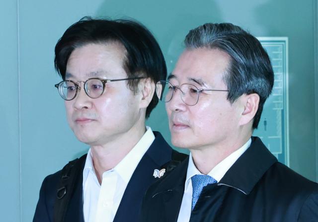김용범 대통령실 정책실장오른쪽과 김정관 산업통상부 장관이 22일 한미 관세 협상 추가 논의를 위해 인천국제공항 제2여객터미널에서 미국 워싱턴DC로 출국하고 있다 사진연합뉴스