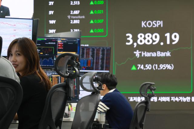 지난 21일 코스피지수가 장 중 3880선을 돌파한 모습 이날 지수는 389306까지 올랐다 사진연합뉴스