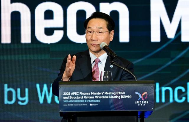 유정복 인천광역시장이 21일 경원재에서 열린 APEC 재무장관회의 만찬에서 건배사를 하고 있다 사진인천시