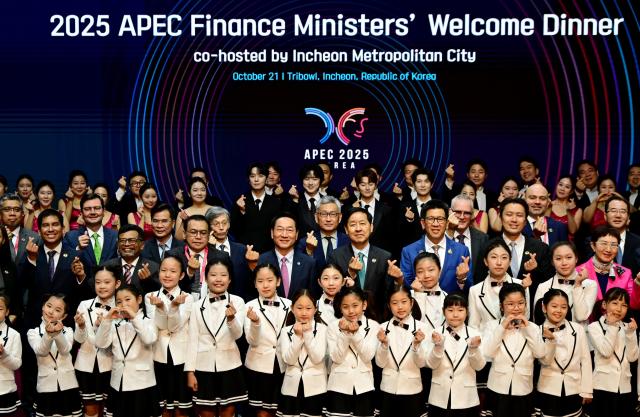 유정복 인천광역시장이 21일 연수구 트라이보울에서 열린 APEC 재무장관회의 만찬 공연을 마친 뒤 기념촬영을 하고 있다 사진인천시