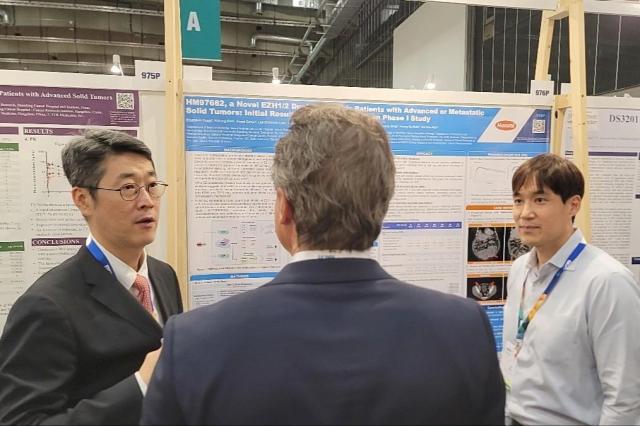 김범석 서울대병원 혈액종양내과 교수왼쪽와 이동준 한미약품 ONCO임상팀 선임연구원오른쪽이 지난 19일현지시각 독일 베를린에서 열린 유럽종양학회ESMO Congress 2025에서 차세대 표적항암 혁신신약으로 개발 중인 HM97662의 임상 1상 연구 내용을 토대로 참석자에게 설명하고 있다사진한미약품