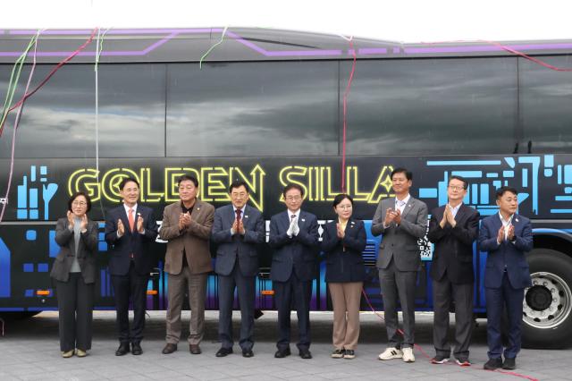 ‘Golden Silla–XR버스’ 앞에서 열린 오픈 세리머니에서 주낙영 경주시장과 이철우 경북도지사 등 참석자들이 출범을 축하하며 박수를 치고 있다사진경주시