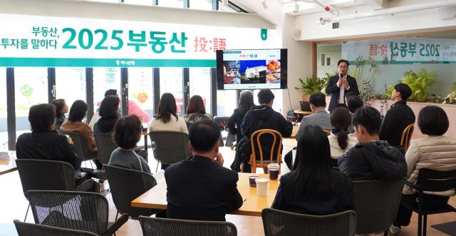 부동산 투어 세미나에 참석한 최환석 하나은행 리빙트러스트컨설팅부 부동산자문센터 팀장이 자산가 고객들과 성수동 일대 현장 답사 후 KTG 상상플래닛에서 상권 분석 및 부동산 투자 강연을 하는 모습 사진하나은행 