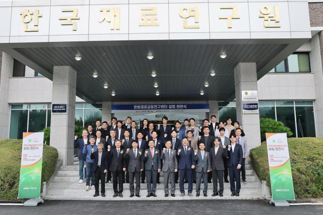 창원시 한화 재료연 관계자들이 공동연구센터 설립을 축하하며 기념촬영을 하고 있다사진창원시