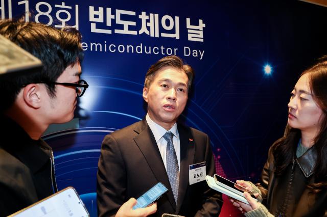곽노정 SK하이닉스 대표이사가 22일 서울 강남구 그랜드 인터컨티넨탈 서울 파르나스에서 열린 제18회 반도체의 날 기념식에 참석하기 앞서 취재진의 질문에 답하고 있다 사진연합뉴스