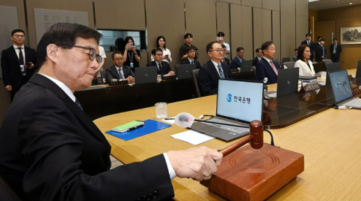 오늘 금통위…집값·환율 우려에 금리 3연속 동결 가능성도