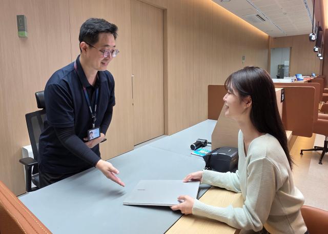 삼성전자서비스의 전문 엔지니어에게 삼성 노트북 무료점검을 받고 있는 모습 사진삼성전자