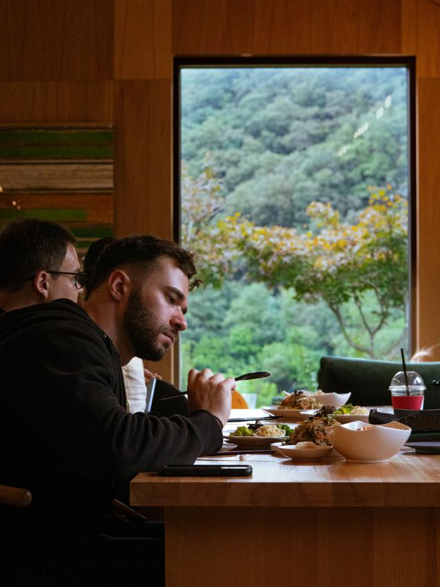 지난 9월 진행된 안동 전통발표 테마 미식투어에 참가한 외국인 관광객이 음식을 맛보고 있다 사진한국관광공사