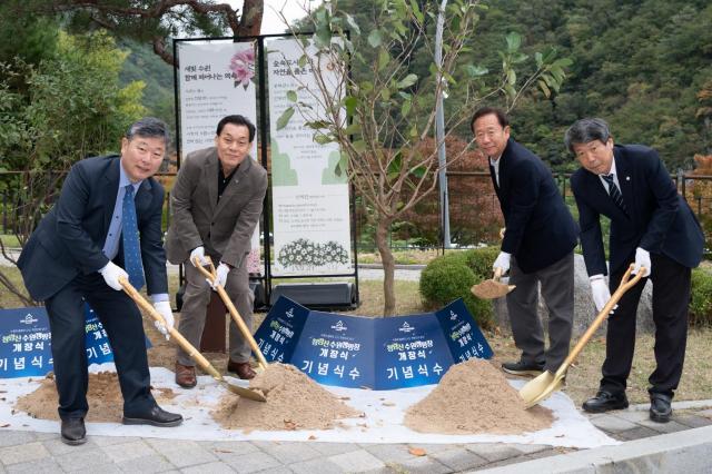 왼쪽부터 김정렬 수원시의회 부의장 이재준 수원시장 박현국 봉화군수 금동윤 봉화군의회 부의장이 기념식수를 하고 있다사진수원시