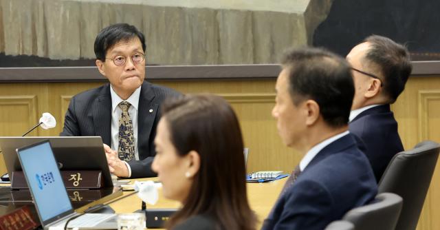 이창용 한국은행 총재가 23일 서울 중구 한국은행 본관에서 금융통화위원회 본회의를 주재하고 있다 사진공동취재단