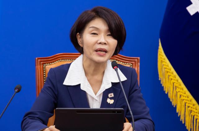 더불어민주당 한정애 정책위의장이 23일 국회에서 열린 국정감사 대책 회의에서 발언하고 있다사진연합뉴스