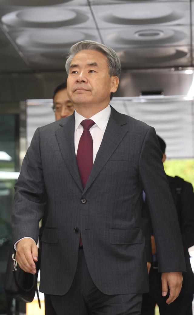 채상병 순직 및 수사 외압·은폐 의혹의 핵심 피의자인 이종섭 전 국방부 장관이 23일 구속 전 피의자심문을 위해 서초동 서울중앙지법으로 들어가고 있다 사진연합뉴스