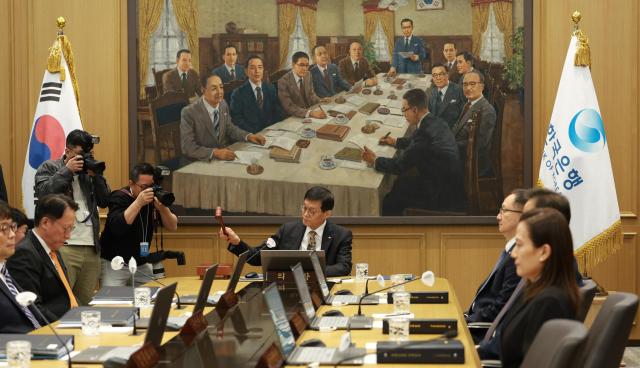 韓銀、政策金利2.50%に据え置き…「不動産・為替などを見守る必要がある」