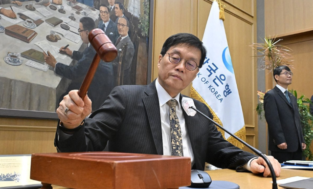 Bank of Korea holds rate steady at 2.5% amid FX, housing instability