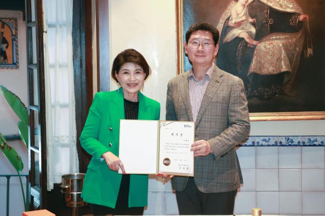 이 시장이 이태분 국제명예자문관에게 위촉장을 전달하고 있다사진용인시