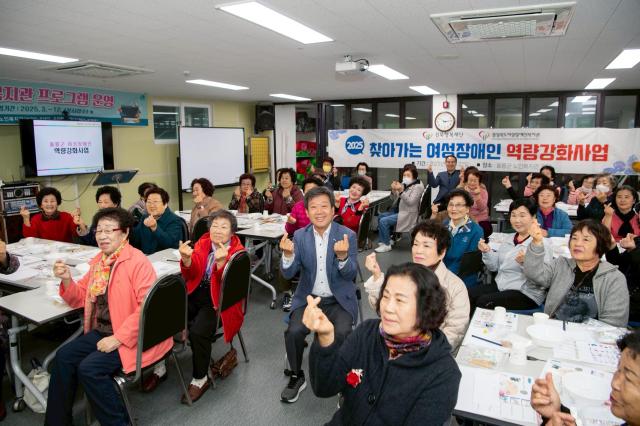 경북도여성장애인복지관이 울릉지역 여성장애인을 대상으로 찾아가는 복지관 행사를 진행한 후 남한권 군수와 기념사진을 찍고 있다 사진경북도여성장애인복지관