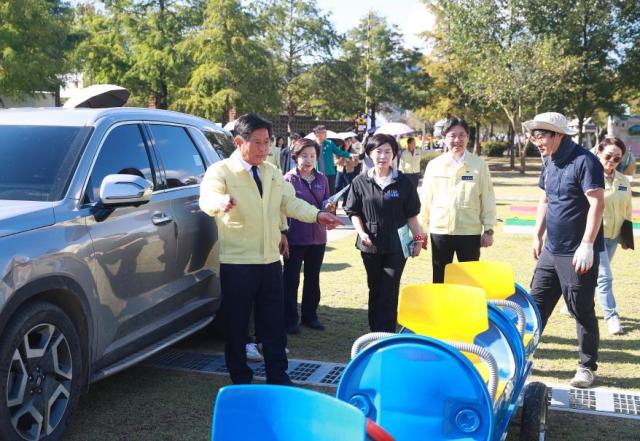 조상래 곡성군수가 최종 현장 보고회에서 축제장 공간 구석구석을 점검하고 있다 사진곡성군