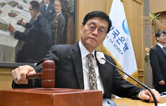 이창용 한국은행 총재가 23일 서울 중구 한국은행 본관에서 열린 금융통화위원회 본회의에서 의사봉을 두드리고 있다 사진공동취재단