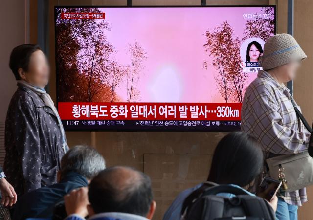 합동참모본부에 따르면 북한은 22일 동해상으로 미상의 탄도미사일을 쐈다 이날 서울 중구 서울역에서 시민들이 관련 뉴스를 시청하고 있다 사진연합뉴스