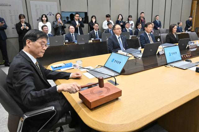 이창용 한국은행 총재가 23일 서울 중구 한국은행 본관에서 열린 금융통화위원회 본회의에서 의사봉을 두드리고 있다 20251023 사진공동취재단