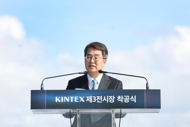 23일 오전 킨텍스 제3전시장 건립공사 현장에서 열린 킨텍스 제3전시장 건립사업 착공식에서 김동연 경기도지사가 축사를 하고있다 사진경기도