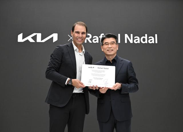 기아 송호성 사장과 라파엘 나달이 파트너십 연장 명판에 서명 후 기념 사진을 촬영하고 있는 모습