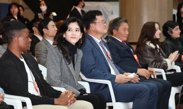 23일 인천국제공항 제1여객터미널 밀레니엄홀에서 열린 2025 환영주간 개막행사에서 이부진 한국방문의해위원회 위원장왼쪽 두번째부터 김대현문체부 2차관 이학재 인천공항공사 사장 등 참석자들이 공연을 관람하고 있다 사진연합뉴스