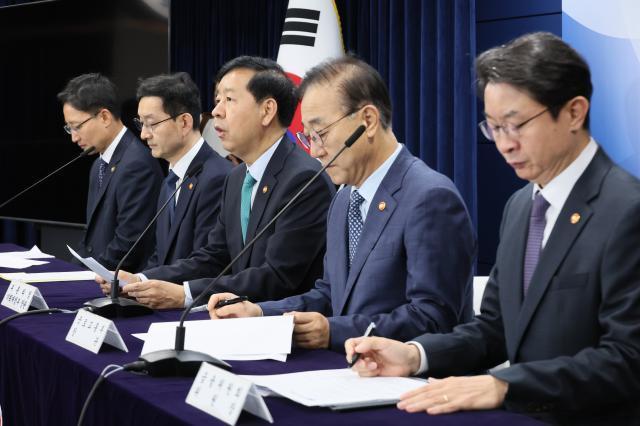 지난 15일 서울 종로구 정부서울청사에서 열린 주택시장 안정화 대책 관계부처 합동브리핑 왼쪽부터 임광현 국세정창 윤창렬 국무조정실장 구윤철 경제부총리 김윤덕 국토교통부 장관 이억원 금융위원장 사진연합뉴스