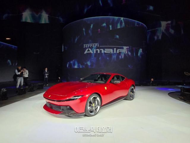 23일 페라리가 23일 서울 그랜드 워커힐 서울에서 진행한 미디어 프리뷰 행사에서 국내 최초 공개한 페라리 아말피사진류청빛 기자