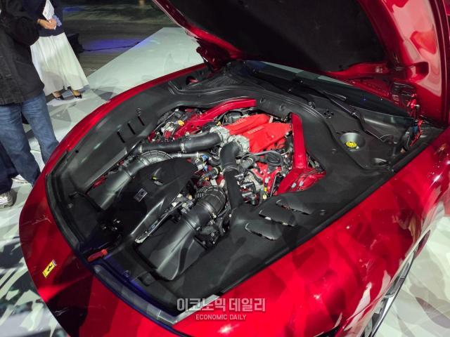 페라리 아말피의 엔진룸 사진류청빛 기자