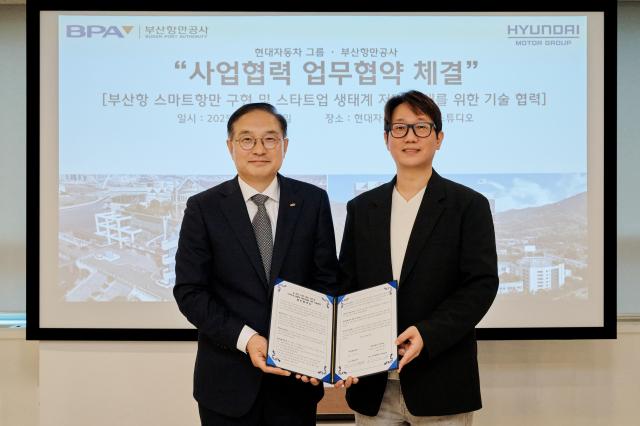 왼쪽부터 부산항만공사 정원동 부사장 현대차그룹 제로원실 노규승 실장이 기념사진을 촬영하는 모습