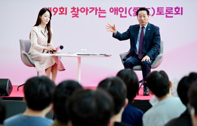 유정복 인천광역시장이 23일 중구 상상플랫폼에서 열린 제9회 찾아가는 애인愛仁 토론회에서 참석자들의 질문에 답하고 있다 사진인천시