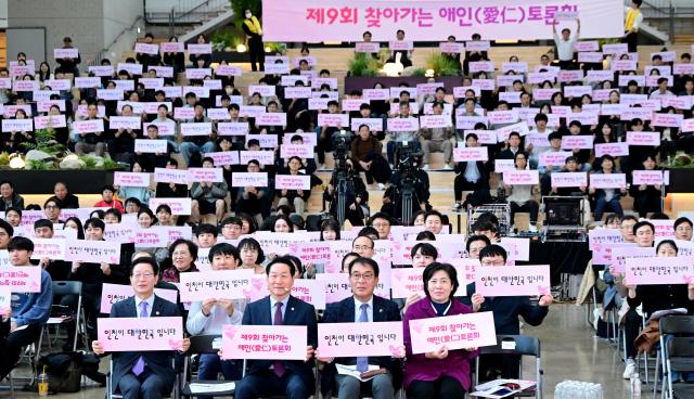 유정복 인천광역시장이 23일 중구 상상플랫폼에서 열린 제9회 찾아가는 애인愛仁 토론회에서 참석자들과 기념촬영을 하고 있다 사진인천시